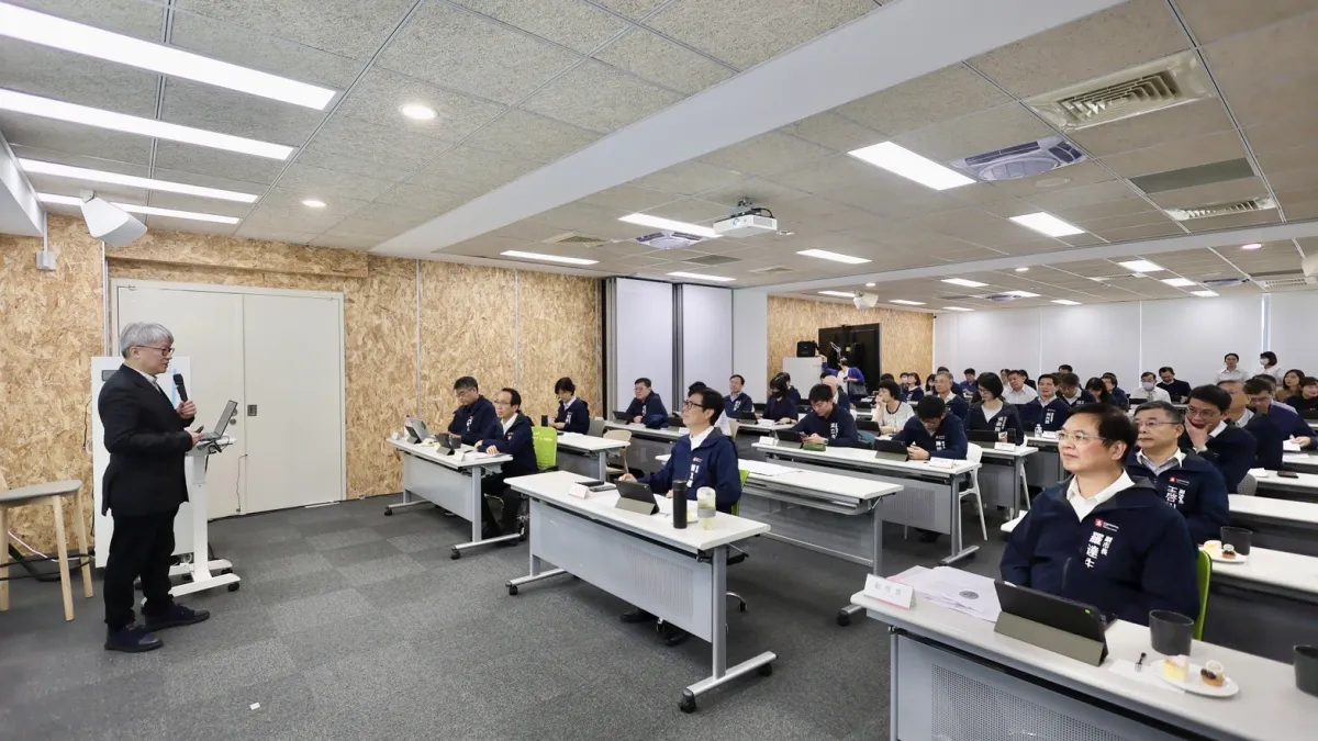范建得教授於市政會議中分享「碳費與高雄的雙軸轉型淨零願景」,市長陳其邁專心聆聽。(圖/高市環保局提供)