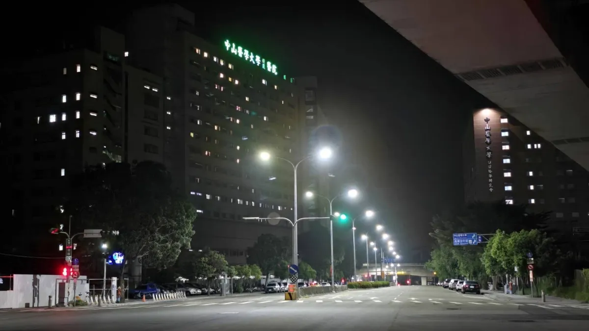 中市府建設局今年推動節能路燈換裝暨維護PFI計畫,全面汰換為節能燈具。(圖/台中市政府)