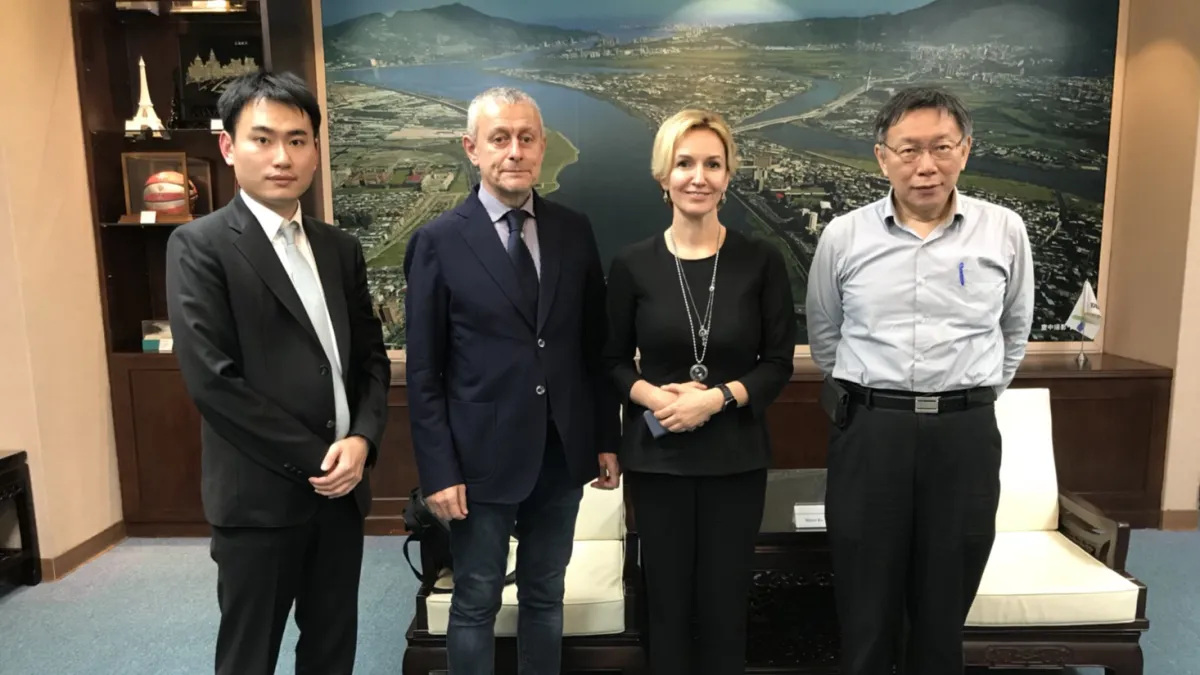 台北市長柯文哲21日會見保加利亞前外長所羅門‧帕西賢伉儷,左為台灣世代基金會副執行長陳冠廷。(台灣新世代基金會提供)