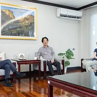 前総統蔡英文氏(左)が賴清德総統の官邸を訪れ、賴清德総統(中央)、蕭美琴副総統(右)と意見を交換する。(蔡英文のフェイスブックより) 前総統蔡英文氏(左)が賴清德総統の官邸を訪れ、賴清德総統(中央)、蕭美琴副総統(右)と意見を交換する。(蔡英文のフェイスブックより)