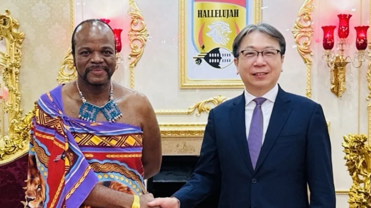 總統賴清德出訪史瓦帝尼行程被迫取消,不過該負責防範此事的國安局長蔡明彥(右)一周前採點時,卻高調釋出拜會史國國王恩史瓦帝三世(左)的新聞,他當時完全沒意識到對手的動作?(資料照,國安局提供)