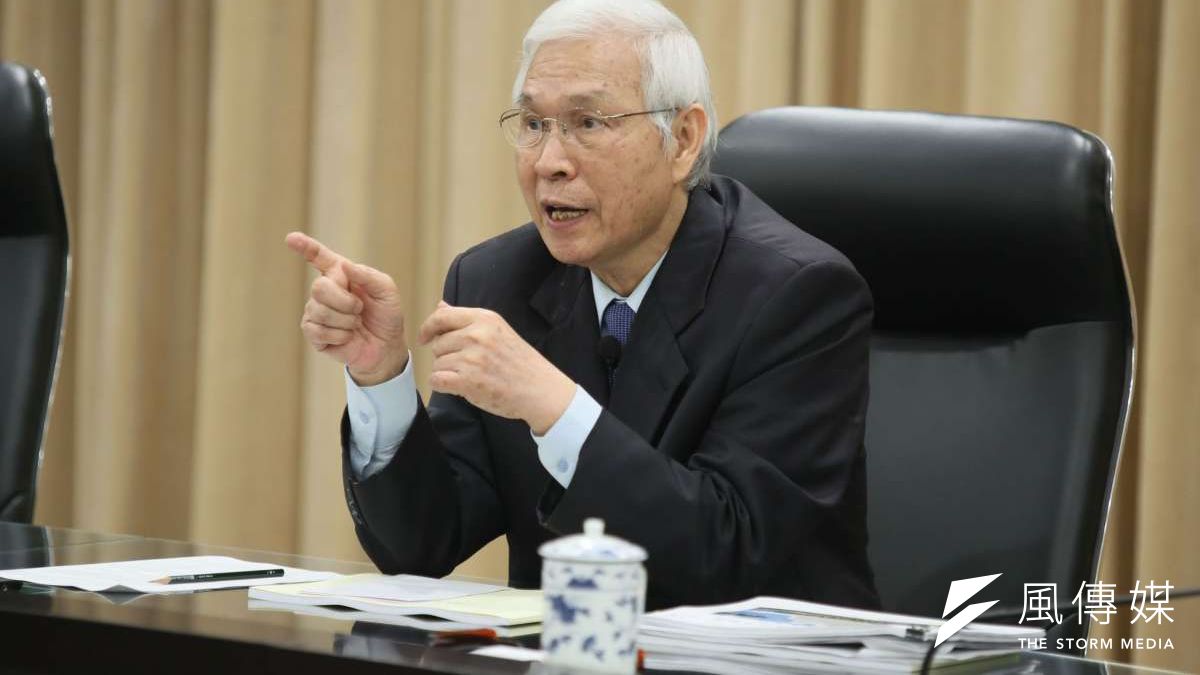 央行總裁楊金龍在19日記者會宣布降息1碼,雖然壓縮有限的利率政策空間,但存單利率仍然高於零,在量化工具上,仍有許多貨幣政策的調整空間。(資料照,柯承惠攝影) 央行總裁楊金龍在19日記者會宣布降息1碼,雖然壓縮有限的利率政策空間,但存單利率仍然高於零,在量化工具上,仍有許多貨幣政策的調整空間。(資料照,柯承惠攝影)