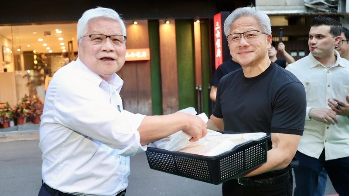 黃仁勳也得吃罰單!宴請魏哲家吃私廚「座車違停」被檢舉 警察當場開單
