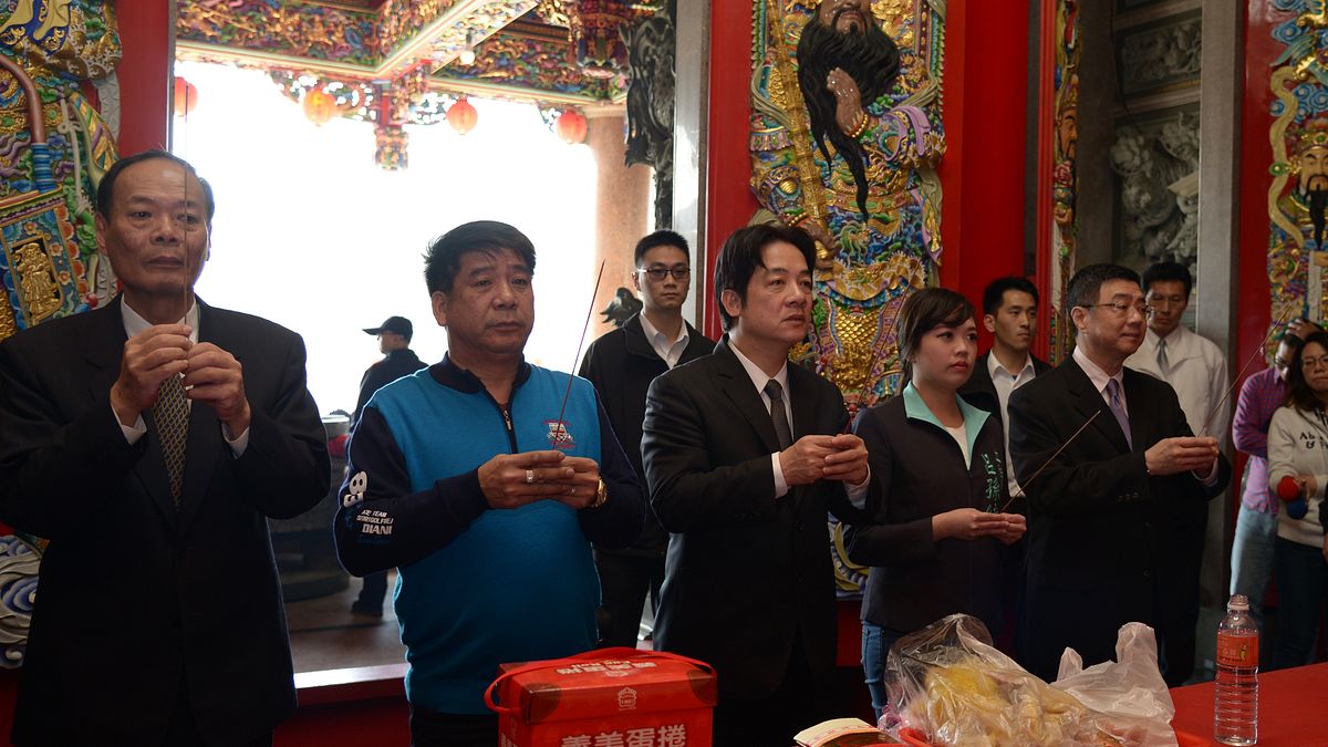 2018年春節除夕,行政院長賴清德至野柳保安宮參拜祈福(行政院) 2018年春節除夕,行政院長賴清德至野柳保安宮參拜祈福(行政院)