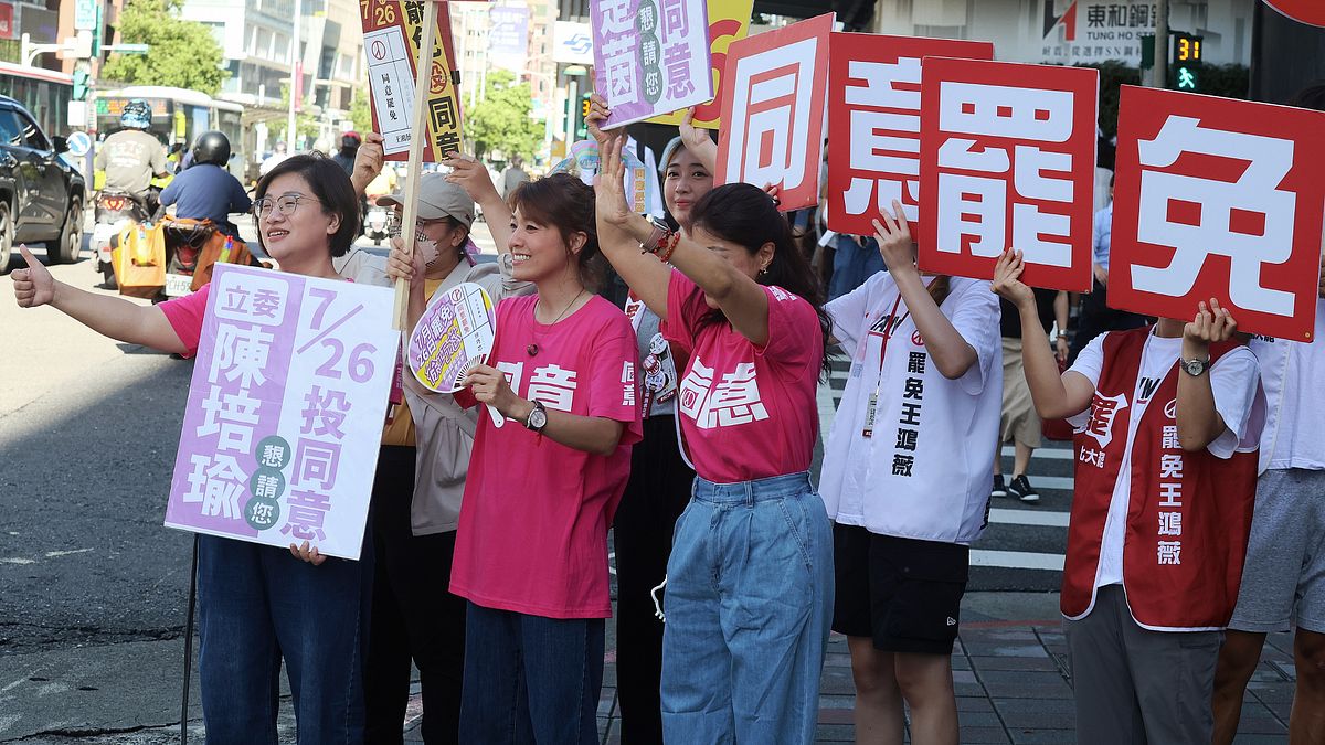 民進黨立法院黨團於罷免宣傳期間於台北街頭向民眾拜託支持罷免立委投票。(資料照,柯承惠攝) 民進黨立法院黨團於罷免宣傳期間於台北街頭向民眾拜託支持罷免立委投票。(資料照,柯承惠攝)