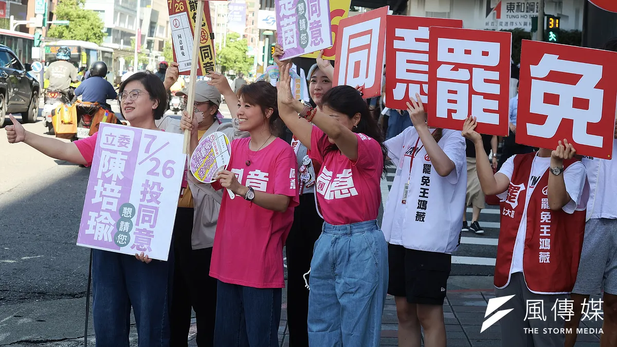 筆者認為,當前台灣社會正被一種以「反共」為名、行政治鬥爭之實的文化侵蝕。民進黨縱容罷免團體在社會中橫衝直撞,把反共當成政治免死金牌,不僅使價值觀變得廉價與單一,還劃出「不反共即賣台」的危險界線(資料照,柯承惠攝) 筆者認為,當前台灣社會正被一種以「反共」為名、行政治鬥爭之實的文化侵蝕。民進黨縱容罷免團體在社會中橫衝直撞,把反共當成政治免死金牌,不僅使價值觀變得廉價與單一,還劃出「不反共即賣台」的危險界線(資料照,柯承惠攝)