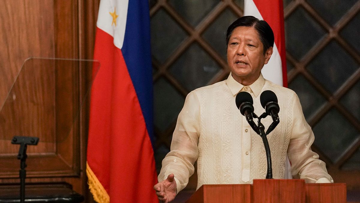 前白宮國安會東南亞事務主任李文(Henrietta Levin)指出:「若美國希望在東南亞有效抗衡中國,就必須展現出是一個可靠且可預期的長期夥伴,遺憾的是,這些措施完全釋出相反的訊號。」 (圖為菲律賓總統小馬可仕,Ferdinand Marcos Jr.) 前白宮國安會東南亞事務主任李文(Henrietta Levin)指出:「若美國希望在東南亞有效抗衡中國,就必須展現出是一個可靠且可預期的長期夥伴,遺憾的是,這些措施完全釋出相反的訊號。」 (圖為菲律賓總統小馬可仕,Ferdinand Marcos Jr.)