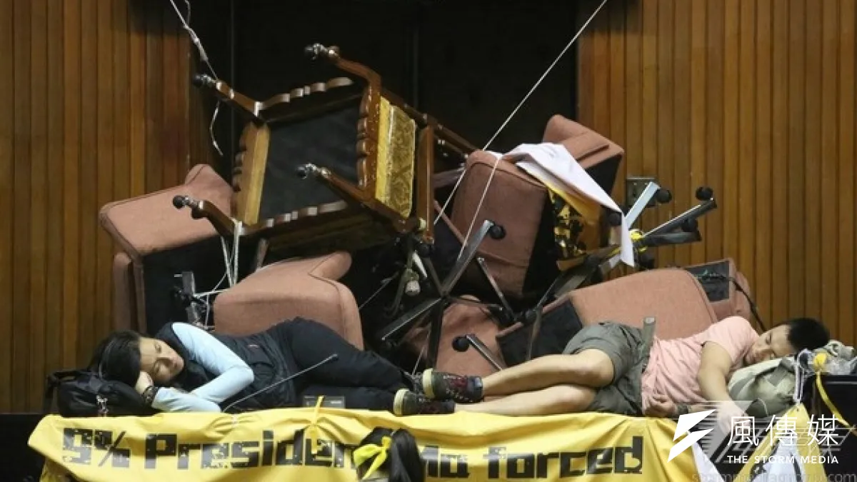 反服貿學生經過漫長的一夜,警民爆發四波衝突,學生與警方都累壞了。(余志偉攝)