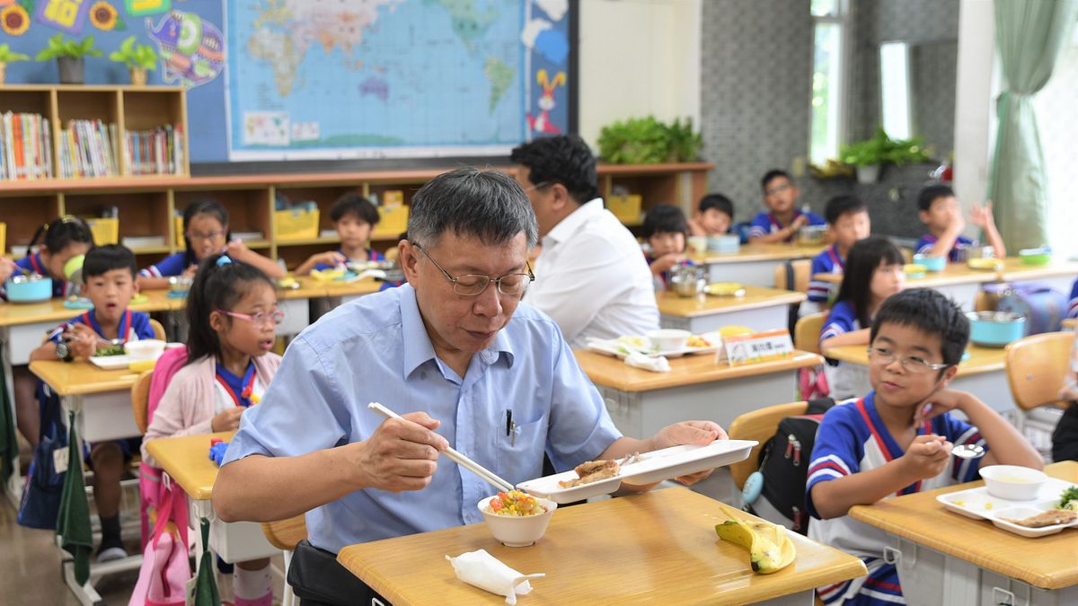 柯市長與學童共進有機午餐。(圖/臺北市政府教育局提供) 柯市長與學童共進有機午餐。(圖/臺北市政府教育局提供)