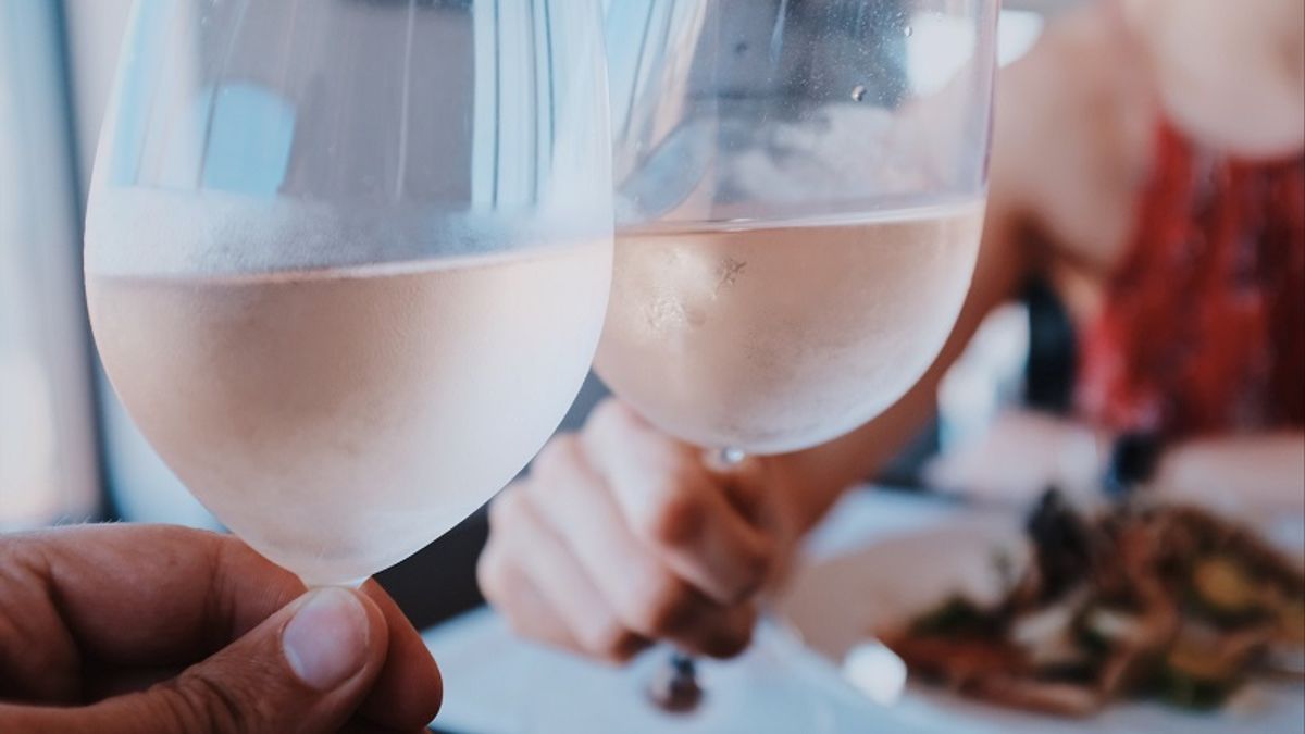 粉紅酒其實具有驚人潛力:適宜台灣氣候;易於搭配台灣常見的各種料理,重鹹重辣也不怕;價格又親民,但在台灣卻一直流行不起來。(圖/unsplash) 粉紅酒其實具有驚人潛力:適宜台灣氣候;易於搭配台灣常見的各種料理,重鹹重辣也不怕;價格又親民,但在台灣卻一直流行不起來。(圖/unsplash)