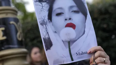 2022年9月,伊朗女子阿米尼(Mahsa Amini)因未戴頭巾被捕後死亡,抗議怒火從國內蔓研至全球伊朗社群。(AP)