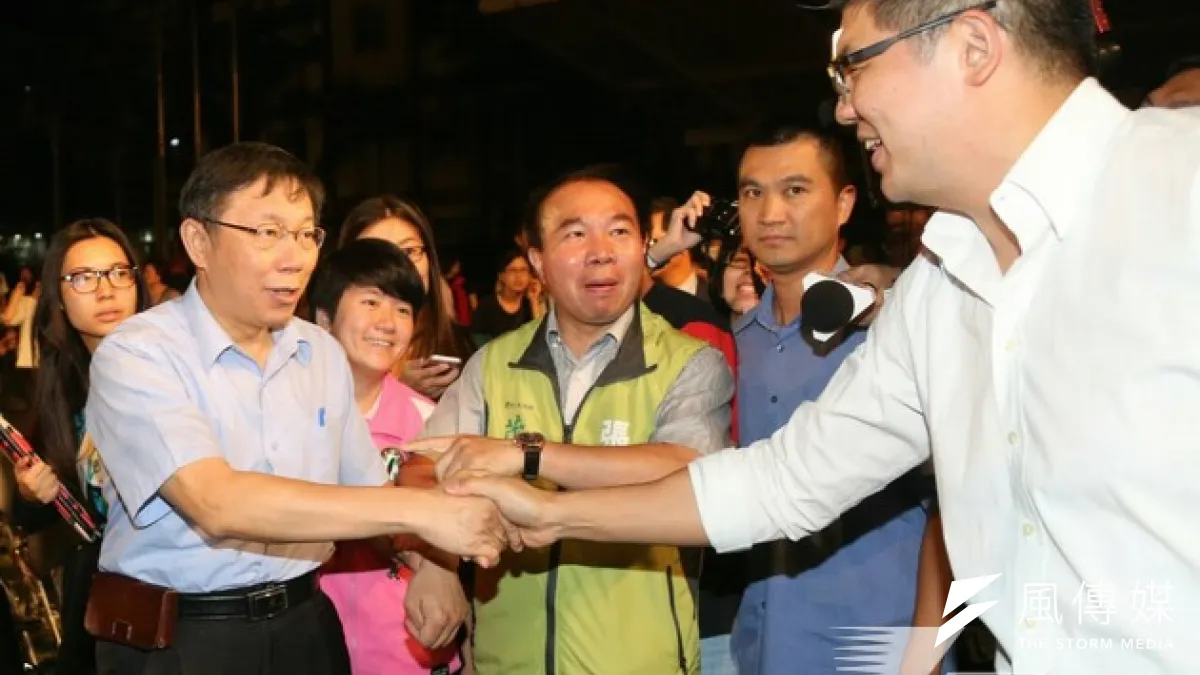 國民黨台北市長參選人連勝文及無黨籍的台北市長參選人柯文哲,3日同時現身紙風車晚會活動,近來兩大陣營針鋒相對,但兩位候選人還是維持風度握手。(余志偉攝)