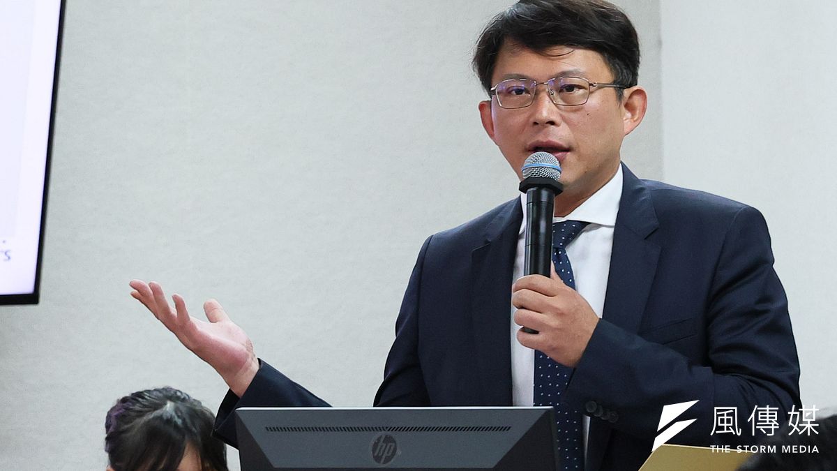 民眾黨立委黃國昌27日於立法院司法法制委員會質詢時持續關切震撼社會的「台版柬埔寨」案,並呼籲法務部及司法院應檢討目前法官在定執行刑時裁量權過大的問題。(資料照,顏麟宇攝) 民眾黨立委黃國昌27日於立法院司法法制委員會質詢時持續關切震撼社會的「台版柬埔寨」案,並呼籲法務部及司法院應檢討目前法官在定執行刑時裁量權過大的問題。(資料照,顏麟宇攝)