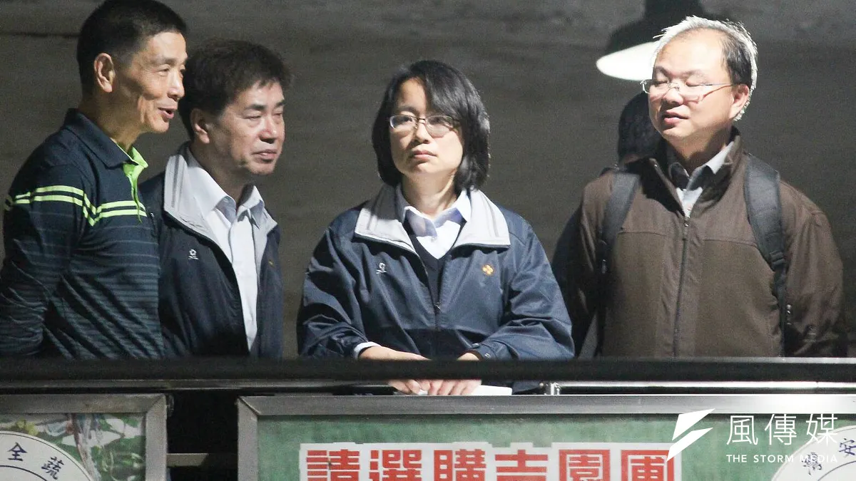 神隱多日的台北農產運銷公司總經理吳音寧,3月7日晚間突與農委會副主委陳吉仲一同出現在第一果菜市場。(方炳超攝) 神隱多日的台北農產運銷公司總經理吳音寧,3月7日晚間突與農委會副主委陳吉仲一同出現在第一果菜市場。(方炳超攝)