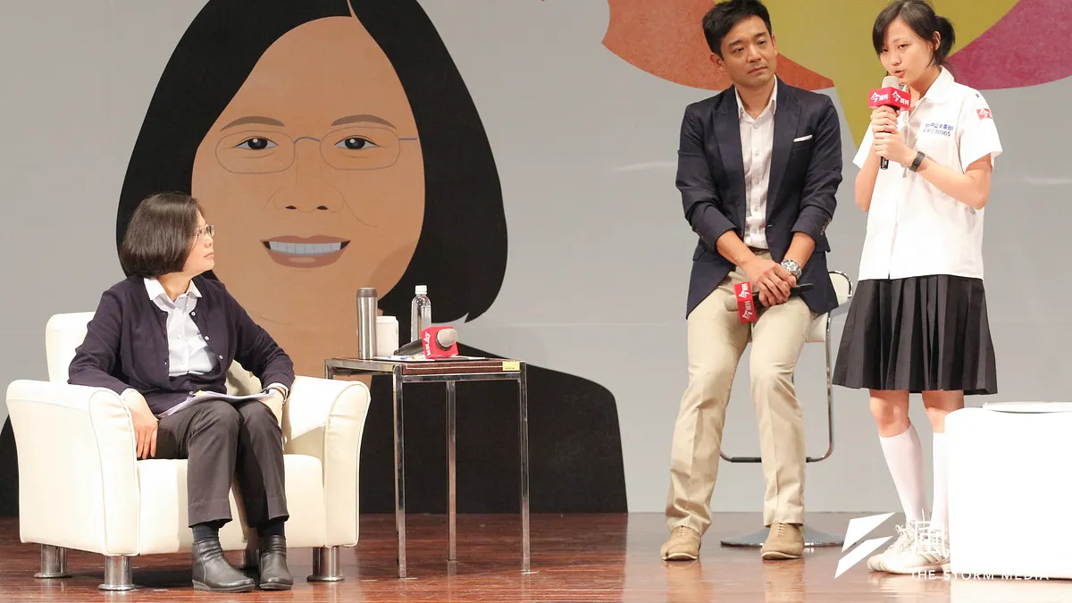 總統當選人蔡英文出席「妳的世代 我們的未來 與小英姐姐面對面論壇」,現場與高中生進行問答(葉信菉攝) 總統當選人蔡英文出席「妳的世代 我們的未來 與小英姐姐面對面論壇」,現場與高中生進行問答(葉信菉攝)