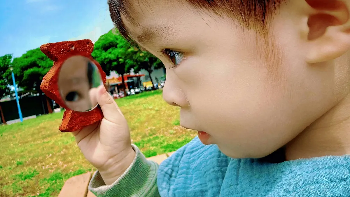 館內特別推出「鏡然是紙」DIY活動,運用回收紙張捏製專屬的人面陶罐手拿鏡。(圖/新北市立十三行博物館提供) 館內特別推出「鏡然是紙」DIY活動,運用回收紙張捏製專屬的人面陶罐手拿鏡。(圖/新北市立十三行博物館提供)