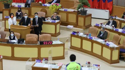 新北市議員張錦豪問市長侯友宜是否將選2024年總統,由副市長劉和然將接棒選新北市長,侯友宜回應,現在大家好好做事才重要。(圖/新北市新聞局提供)