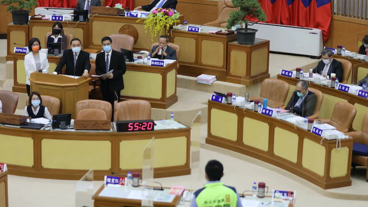 新北市議員張錦豪問市長侯友宜是否將選2024年總統,由副市長劉和然將接棒選新北市長,侯友宜回應,現在大家好好做事才重要。(圖/新北市新聞局提供)