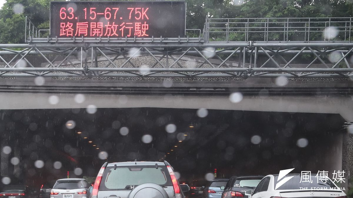 國道塞車問題嚴重,對此交通部長賀陳旦受訪時,提出「eTag全程管理」方法,以價格限制車流量,全程管控保持國道暢通。(資料照,顏麟宇攝) 國道塞車問題嚴重,對此交通部長賀陳旦受訪時,提出「eTag全程管理」方法,以價格限制車流量,全程管控保持國道暢通。(資料照,顏麟宇攝)