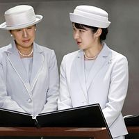 2025年6月4日、天皇ご一家が沖縄県糸満市の国立戦没者墓苑で献花された。(AP通信) 2025年6月4日、天皇ご一家が沖縄県糸満市の国立戦没者墓苑で献花された。(AP通信)