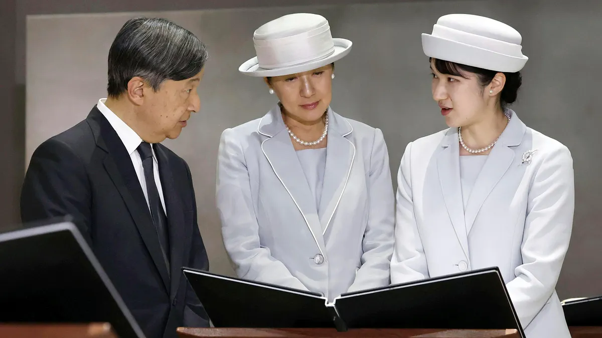 2025年6月4日、天皇ご一家が沖縄県糸満市の国立戦没者墓苑で献花された。(AP通信)