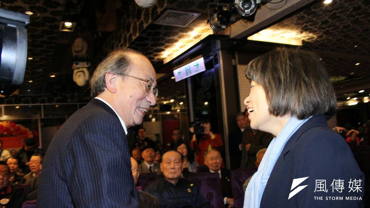 退伍軍人協會3日舉行新春團拜參會,除了總統馬英九與4個黨魁人選現身,民進黨黨團總召柯建銘也到場,成為全場焦點。(葉信菉攝) 退伍軍人協會3日舉行新春團拜參會,除了總統馬英九與4個黨魁人選現身,民進黨黨團總召柯建銘也到場,成為全場焦點。(葉信菉攝)