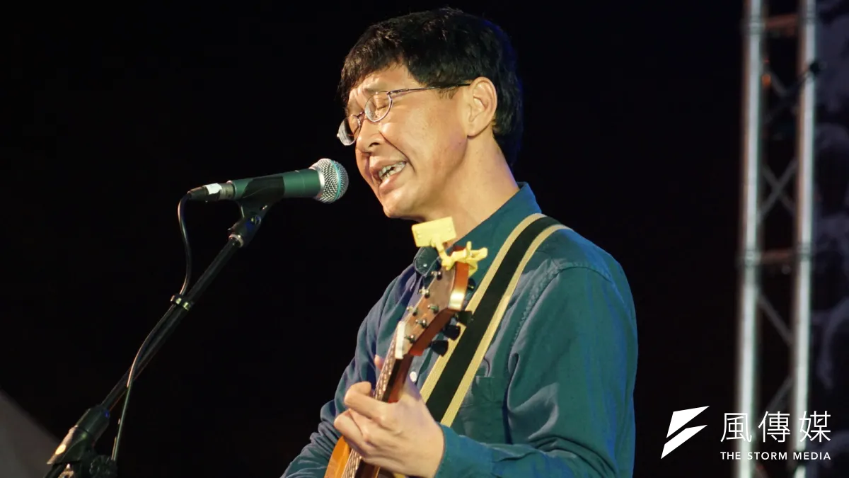 林生祥赴二二八紀念活動「共生音樂節」進行壓軸演唱,感嘆「這世界怎麼那麼這樣,國民黨怎麼那麼可惡」,因此從來拒投國民黨。(盧逸峰攝)