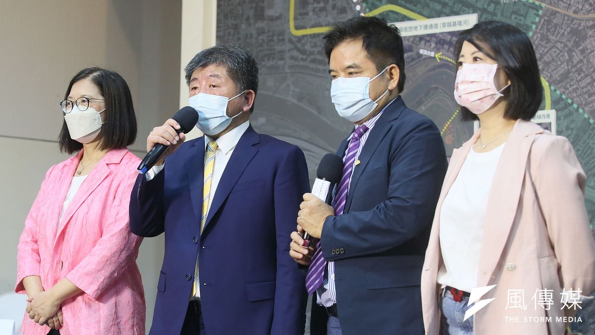 陳時中(左二)的真正選情,並不如輔選團隊對外所說的「樂觀」。(資料照,柯承惠攝) 陳時中(左二)的真正選情,並不如輔選團隊對外所說的「樂觀」。(資料照,柯承惠攝)