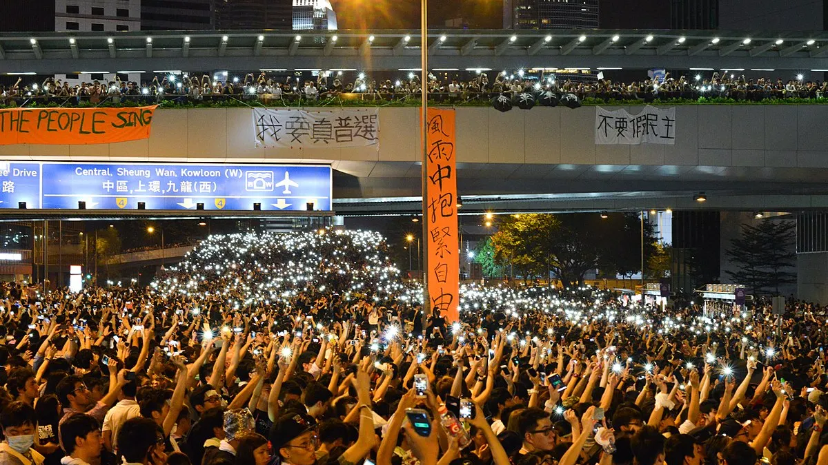 「我想起蔡總統當年這一番說話,適逢國際局勢丕變,因此冒昧懇請蔡總統,能『透過聲援及行動來支持香港人民』,共同抵擋中共逆流歷史,為港人帶來一絲希望。」圖為2014年9月29日,「雨傘運動」示威者舉起手機。(資料照,Maxlmn @ Wikipedia / CC BY 2.0).jpg