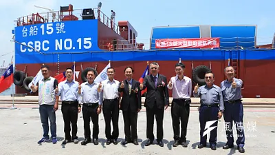 「台船15號」首航典禮蒞臨貴賓合照。(圖/徐炳文攝)