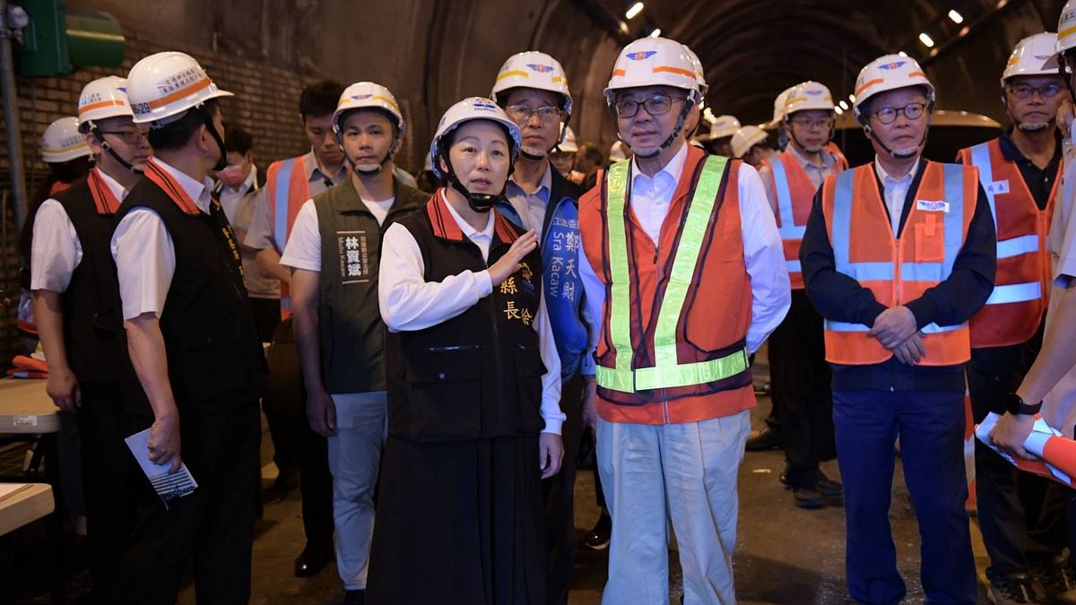 花蓮縣長徐榛蔚陪同行政院長卓榮泰及相關部會人員進行震災會勘,以瞭解0403地震造成的災損情形。(圖/花蓮縣政府提供) 花蓮縣長徐榛蔚陪同行政院長卓榮泰及相關部會人員進行震災會勘,以瞭解0403地震造成的災損情形。(圖/花蓮縣政府提供)