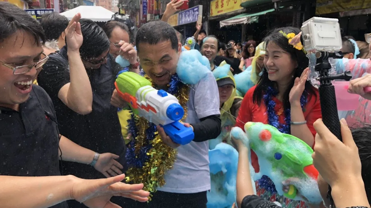 新北市長侯友宜現身潑水節活動會場與緬甸高僧一同進行灑淨儀式,為民眾祈福,同時也與民眾開心互動,潑水祝福。(圖/新北市文化局提供)