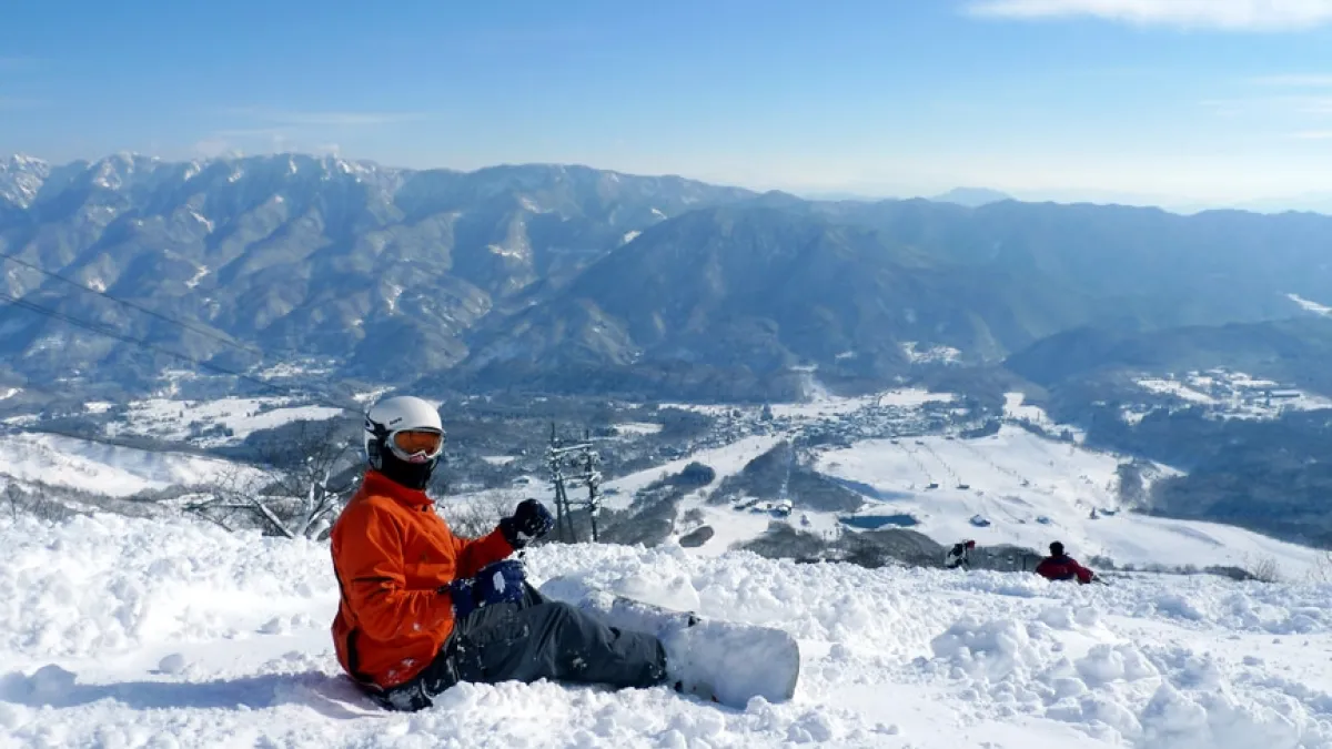 不濕不黏像粉一樣乾燥的雪,躺在雪地上就像躺在床上一樣軟綿綿,不會冷(示意圖,非當事人/Drew Bates@flickr)