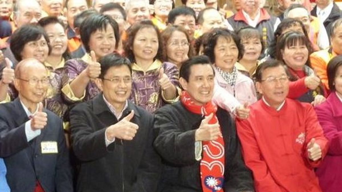 去年農曆年,客委會主委黃玉振還陪同馬英九總統回馬家庄祭祖發紅包,如今毅然請辭向馬政府告別。(中評社) 去年農曆年,客委會主委黃玉振還陪同馬英九總統回馬家庄祭祖發紅包,如今毅然請辭向馬政府告別。(中評社)