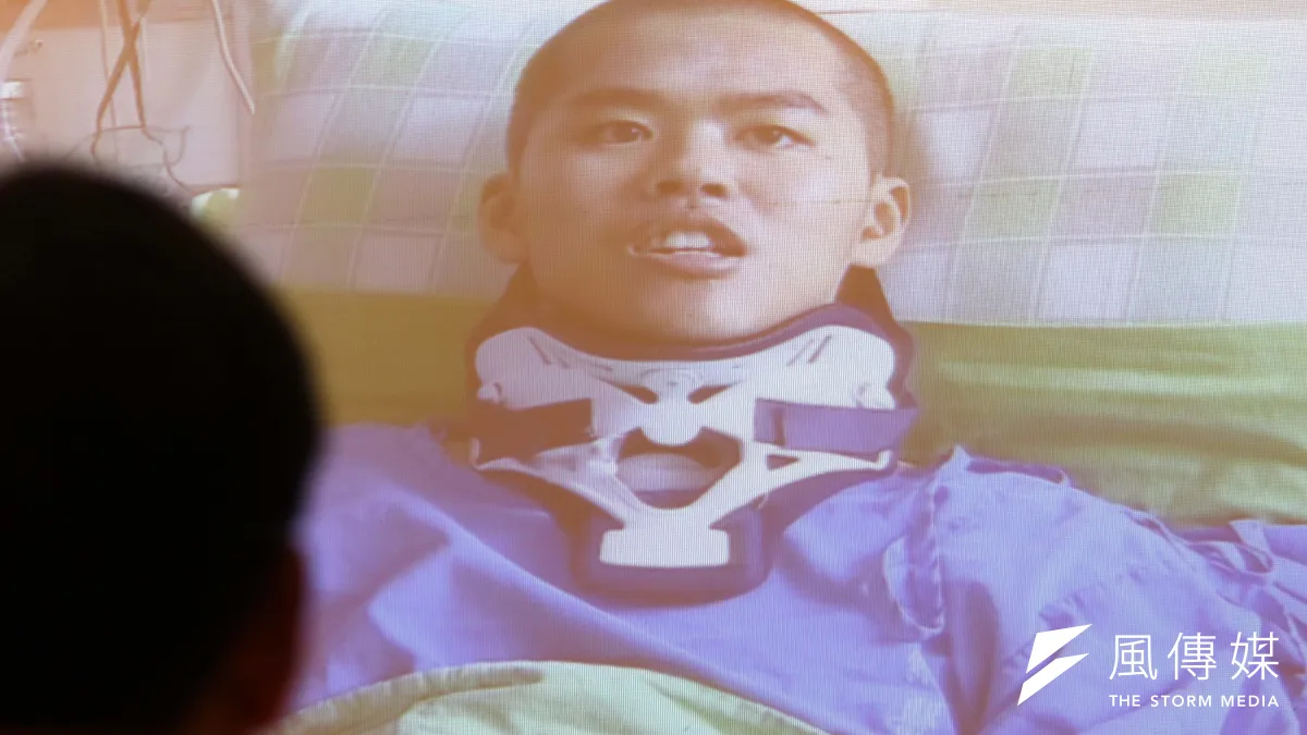 雖然今天記者會陸軍航特部特指部特三營傘兵秦良丰不克出席,但仍透過影片向各界關心表示感謝。(蘇仲泓攝)