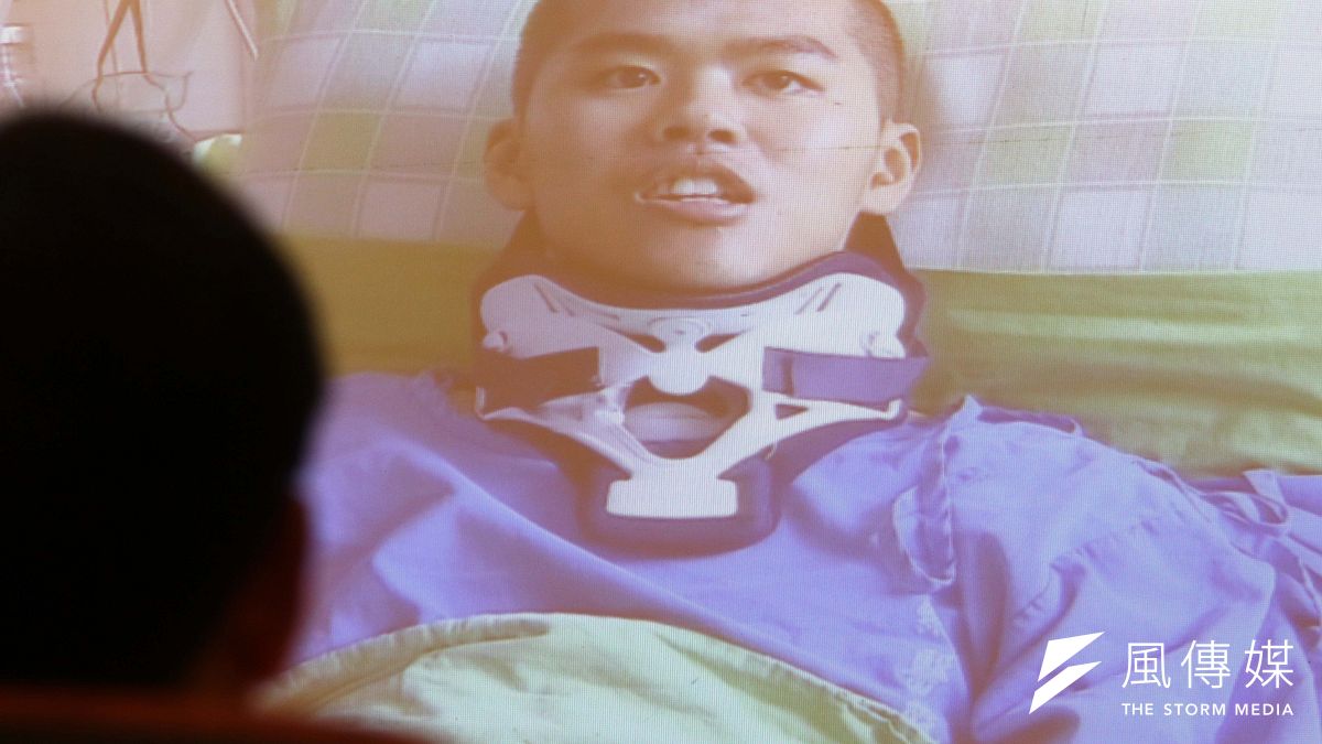 雖然今天記者會陸軍航特部特指部特三營傘兵秦良丰不克出席,但仍透過影片向各界關心表示感謝。(蘇仲泓攝) 雖然今天記者會陸軍航特部特指部特三營傘兵秦良丰不克出席,但仍透過影片向各界關心表示感謝。(蘇仲泓攝)