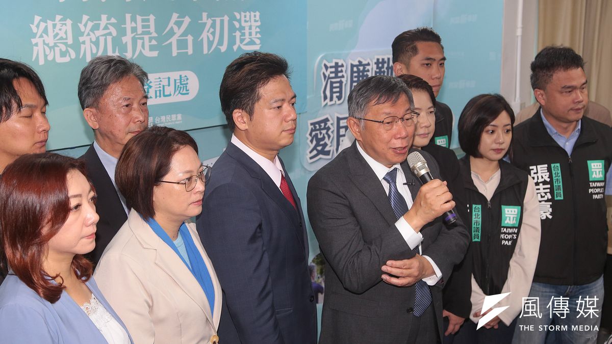 民眾黨主席柯文哲(右五)8日至民眾黨進行總統提名登記。(資料照,顏麟宇攝) 民眾黨主席柯文哲(右五)8日至民眾黨進行總統提名登記。(資料照,顏麟宇攝)