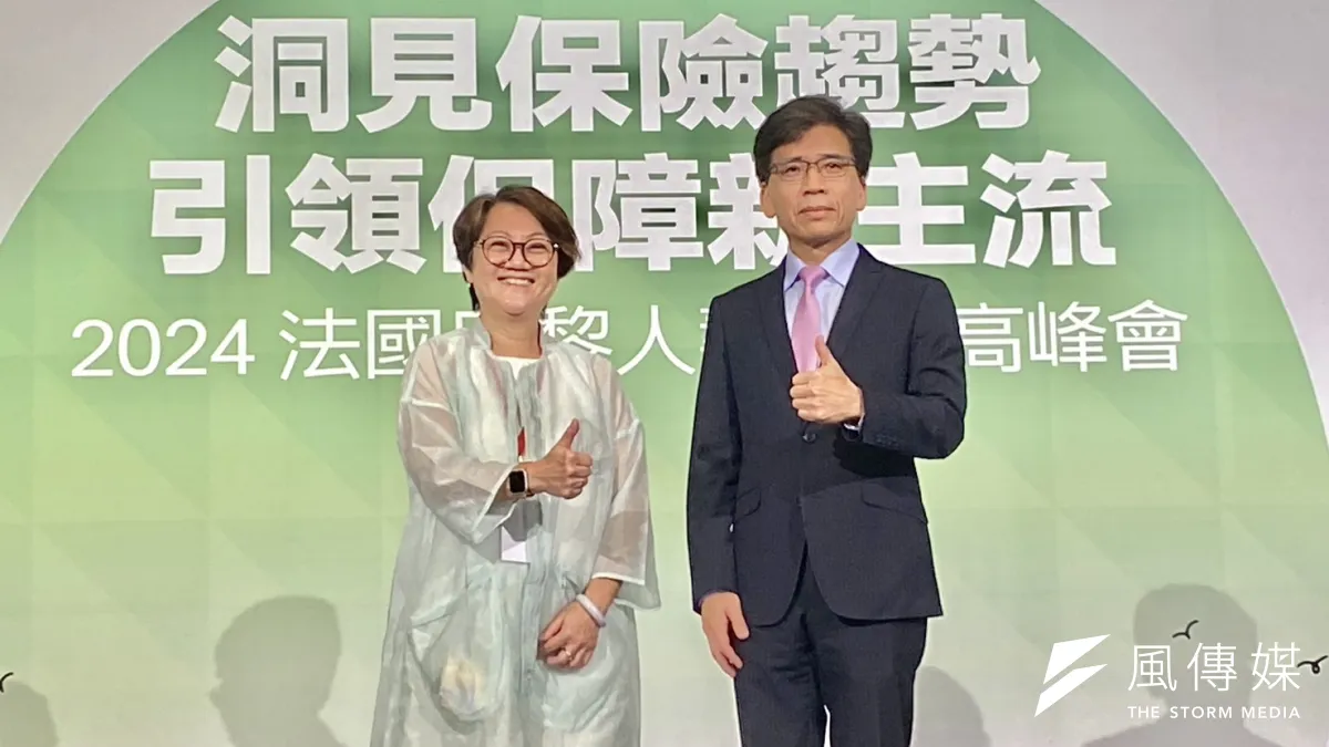 金管會主委彭金隆(右)、法國巴黎保險集團亞太區總裁黃(金喜)葹(左)6日下午在法巴人壽高峰會上合影。(陳怡慈攝)