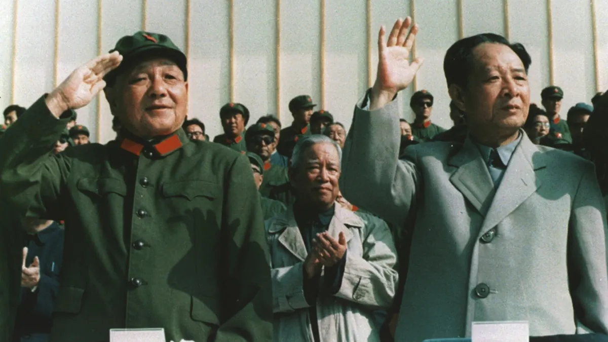 西方以「良知」框架理解中共內部政治,認為此種敘事過於唯心,將胡耀邦、趙紫陽等塑造成道德英雄,忽略其實際的權力運作與依附關係。圖為胡耀邦(右)與鄧小平。