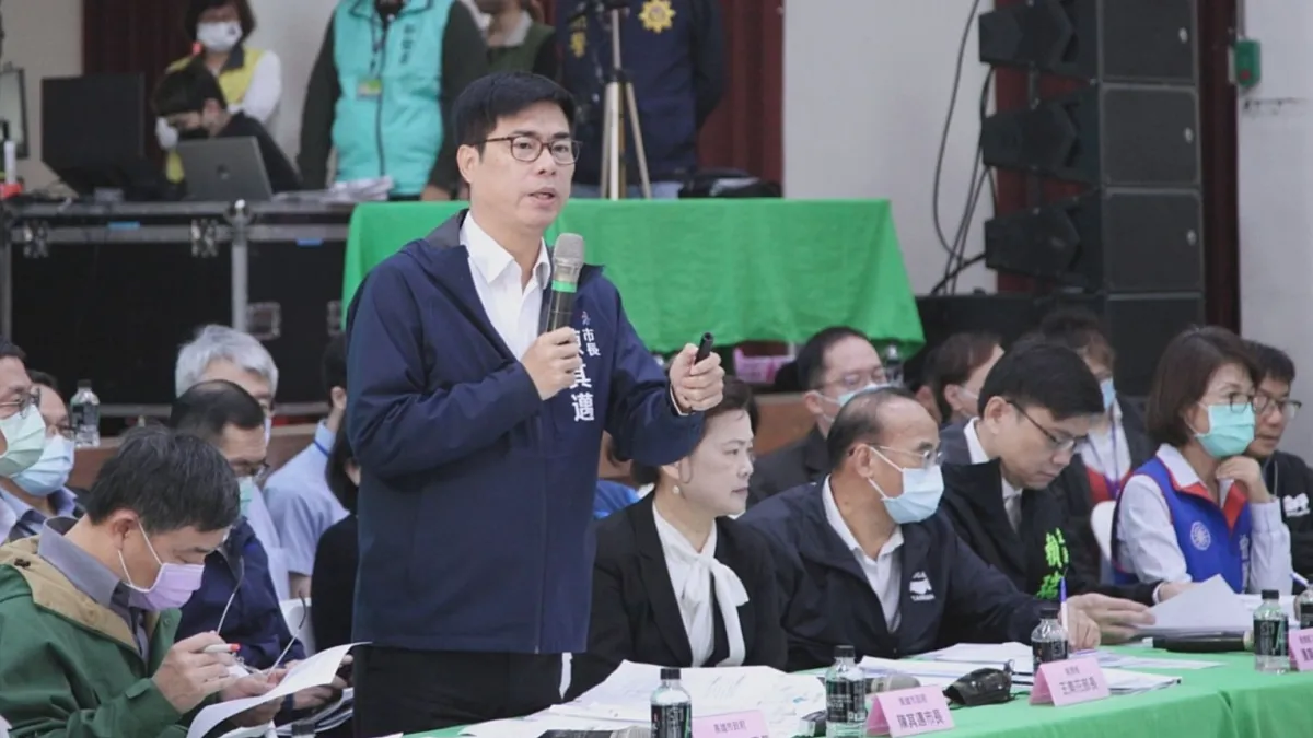 高雄市政府在上周六第4次大林蒲遷村說明會中,提出每坪協議價購價格提高到14萬元。但「協議價購」等於徵收,引發大林蒲居民反彈,不同意用徵收的方式遷村。(圖/高市都發局提供)