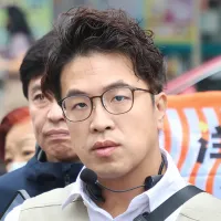 民進黨台北市長參選人沈伯洋7日至吳興市場掃街。(柯承惠攝) 民進黨台北市長參選人沈伯洋7日至吳興市場掃街。(柯承惠攝)