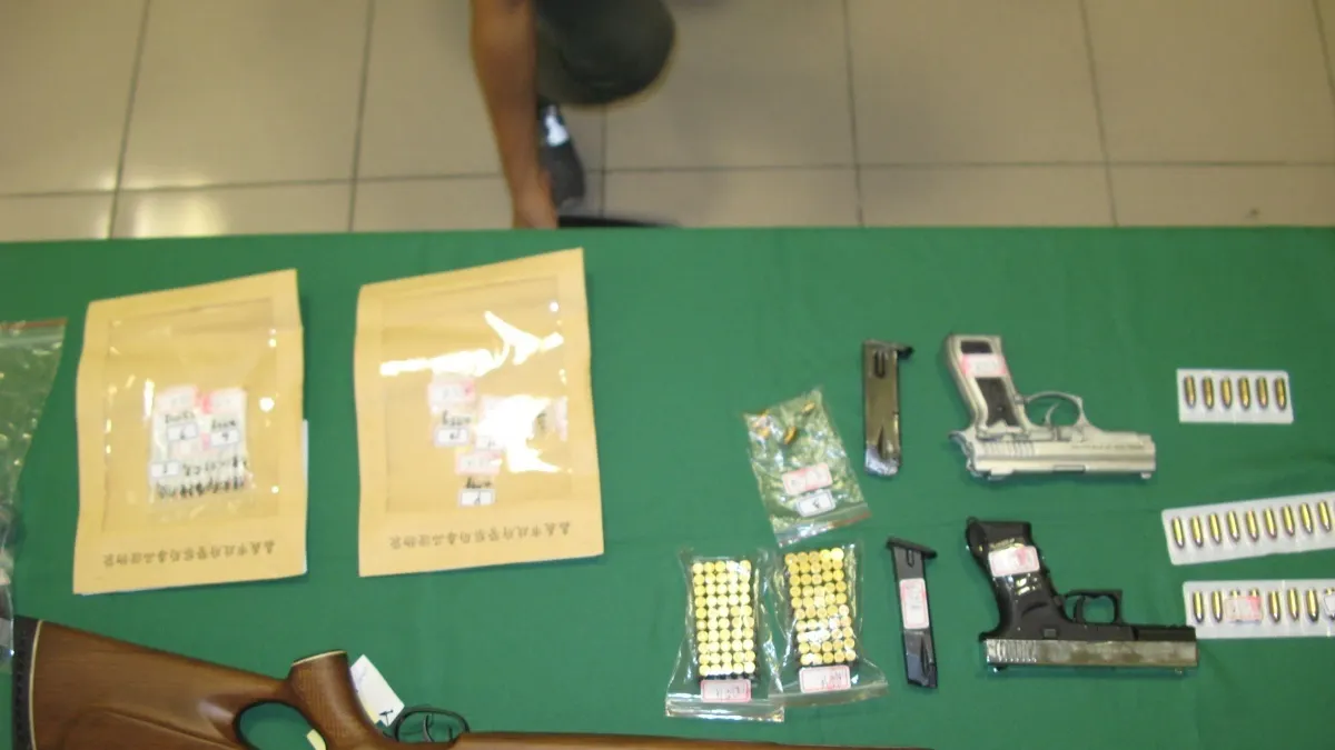 男子涉經營地下錢莊擁槍自重 警探拂曉出擊成功活逮 男子涉經營地下錢莊擁槍自重 警探拂曉出擊成功活逮