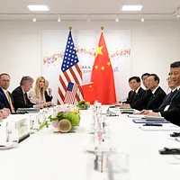 2019年6月29日、大阪で開かれたG20サミットにて、アメリカのトランプ大統領と中国の習近平国家主席が首脳会談を行った。(AP通信) 2019年6月29日、大阪で開かれたG20サミットにて、アメリカのトランプ大統領と中国の習近平国家主席が首脳会談を行った。(AP通信)
