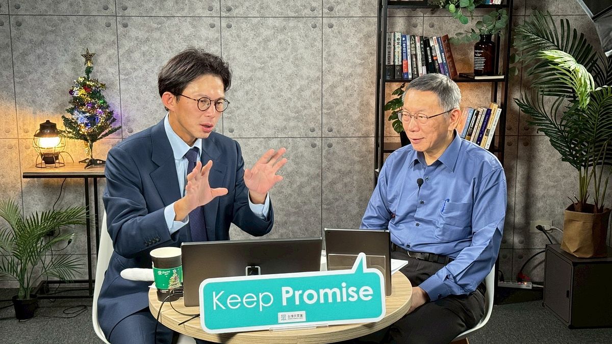 民眾黨創黨主席柯文哲(右)、民眾黨現任主席黃國昌(左)今日晚間在柯文哲官方頻道開直播。(民眾黨提供) 民眾黨創黨主席柯文哲(右)、民眾黨現任主席黃國昌(左)今日晚間在柯文哲官方頻道開直播。(民眾黨提供)