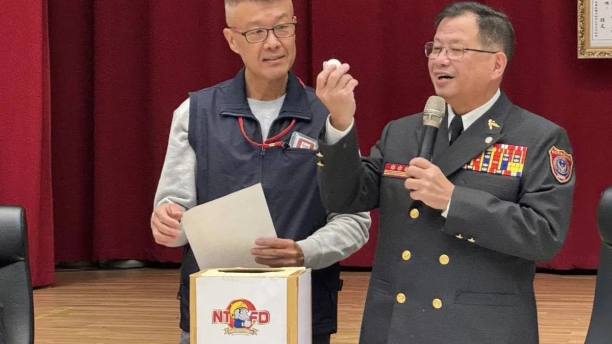 消防局長陳崇岳(右)期勉同仁均能依循法令規章要求,以彰顯消防局廉能施政與提升服務品質之決心。(圖/新北市消防局提供)