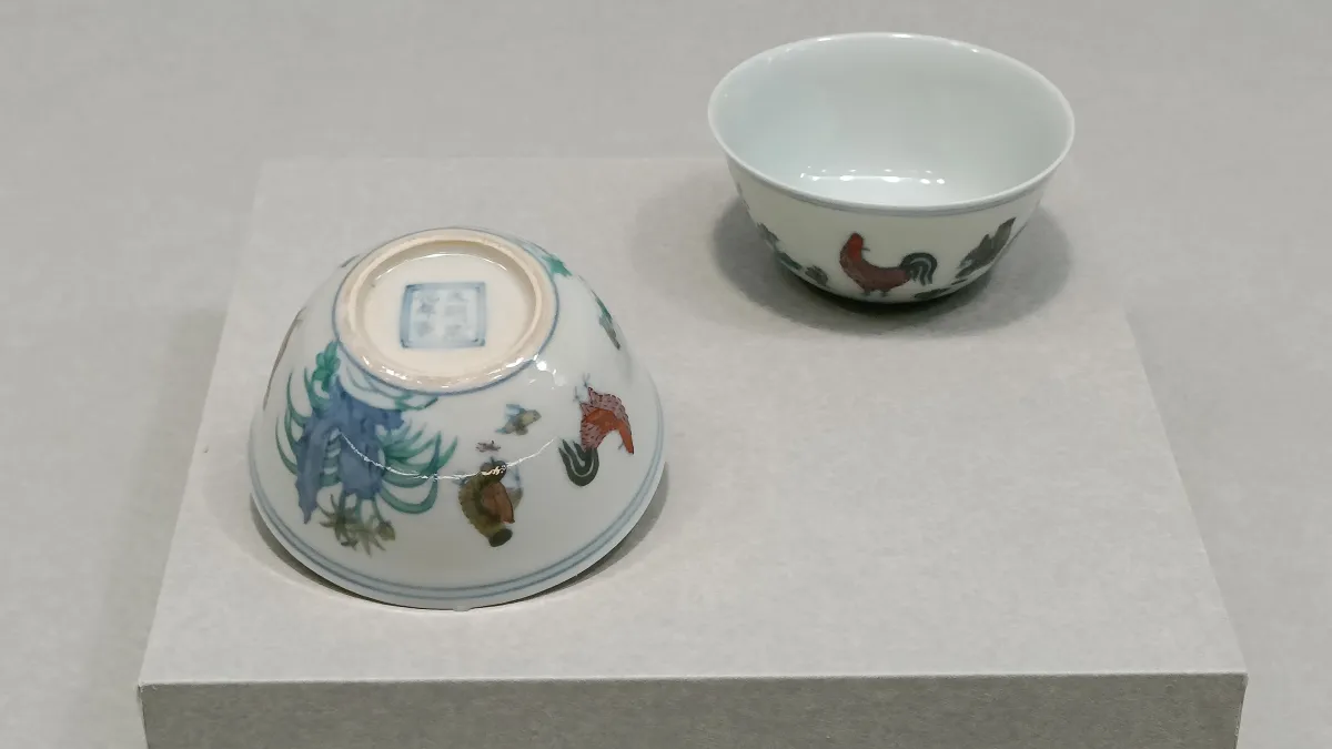 「明成化鬥彩雞缸杯」極為珍稀,絕大部分典藏於台北故宮,藏於民間的一只同款雞缸杯,在市場上拍賣出2.8億港幣的天價。(圖/陳芯凝攝)