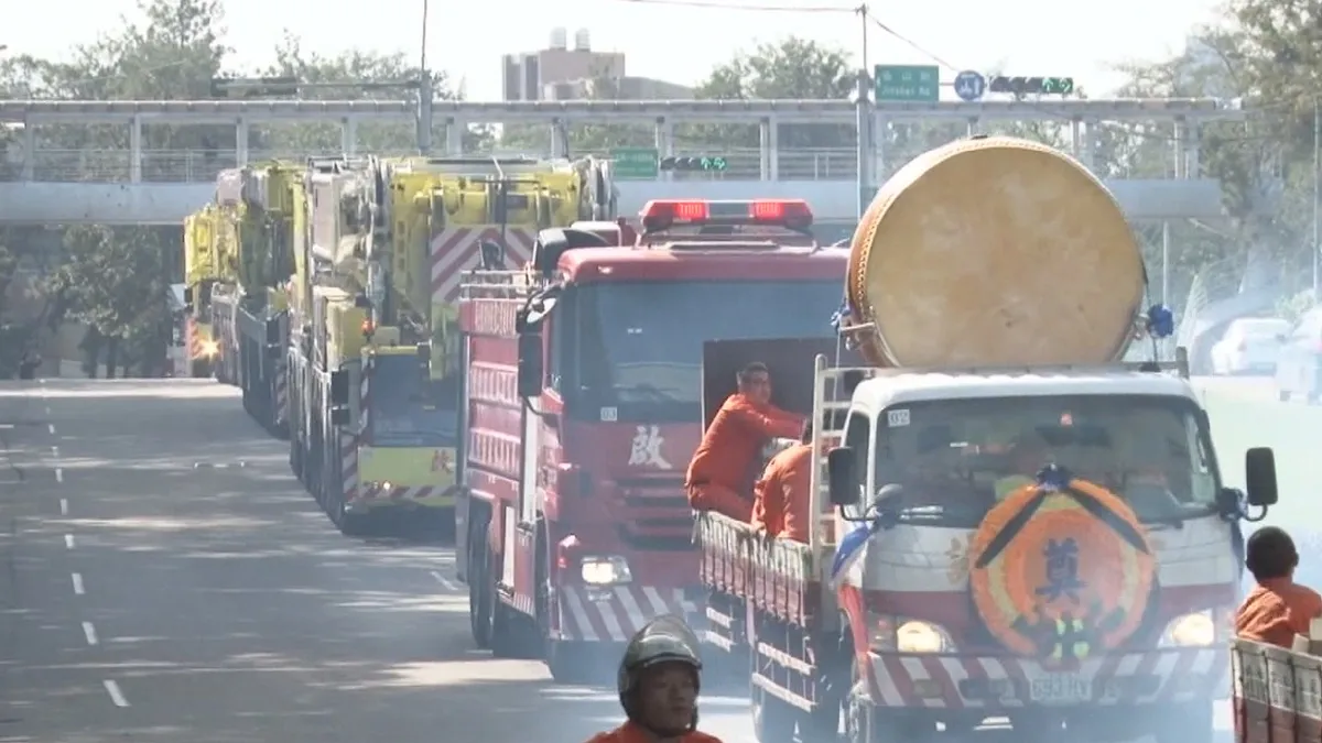 30台吊車車隊綿延1公里 為起重大王送行