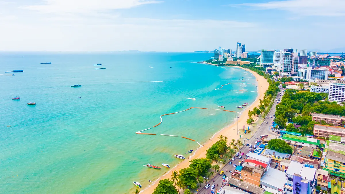 在越南路邊常看到小吃攤販賣法國麵包或現剖的椰子水,還有羅望子糖、榴槤餅等零食甜點。(示意圖/取自freepik) 在越南路邊常看到小吃攤販賣法國麵包或現剖的椰子水,還有羅望子糖、榴槤餅等零食甜點。(示意圖/取自freepik)