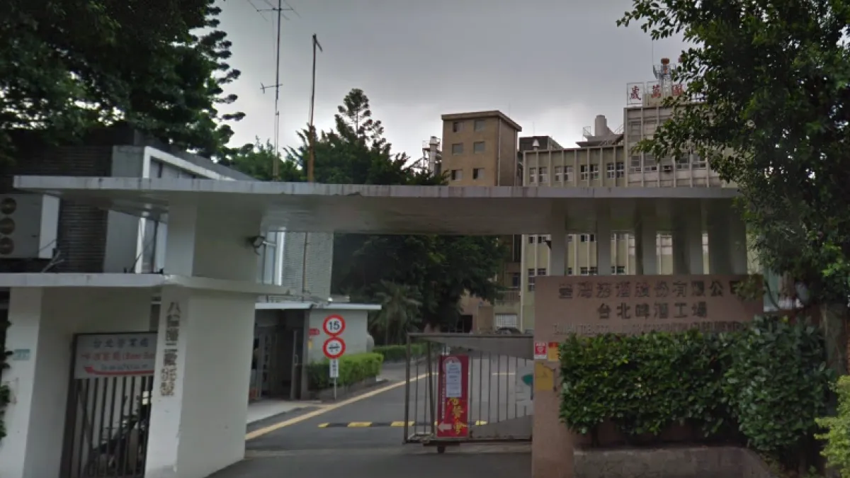 台北啤酒工場位於台北市建國北路與八德路的,交通方便,為黃金地帶。(取自Google Map街景地圖)