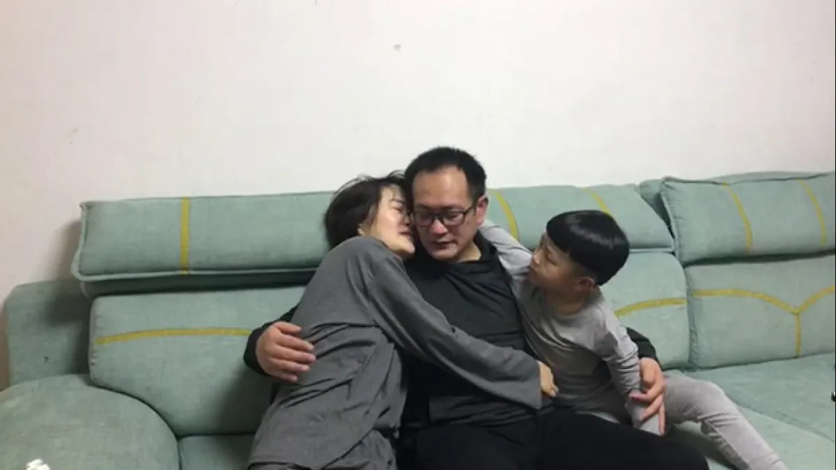 2020年4月27日,王全璋與妻子分開5年來首次團聚,大家相擁而哭。(自由亞洲電台)